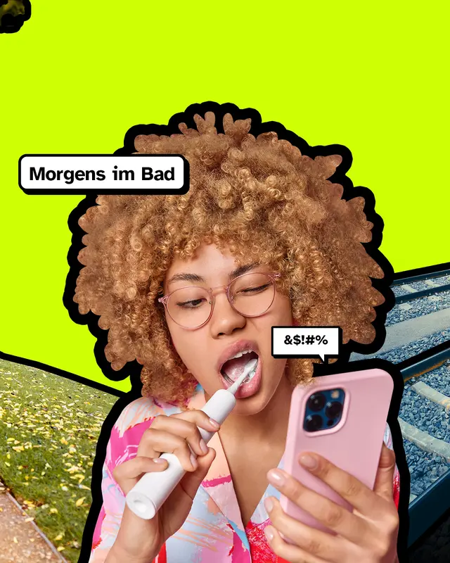 Morgens im Bad: Eine Frau mit Brille putzt sich die Z&auml;hne und schaut dabei auf ihr Smartphone.