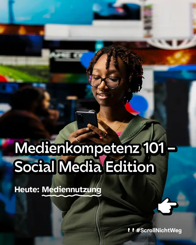 Foto einer jungen Frau mit Brille und Dreadlocks die laechelnd auf ihr Smartphone schaut. Im Hintergrund leuchten viele Bildschirme. Titel: Medienkompetenz 101 Social Media Edition. Heute Mediennutzung.