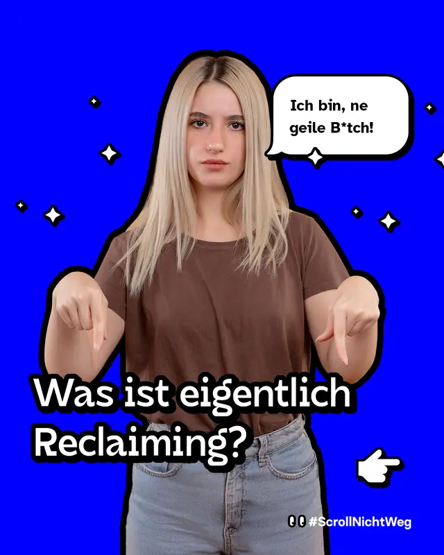 Eine junge Person mit langen blonden Haaren steht frontal vor einem kräftig blauen Hintergrund. Sie zeigt mit beiden Händen nach unten. In einer Sprechblase steht: „Ich bin, ne geile B*tch!“. Auf dem Bild verteilt sind kleine gezeichnete Sternsymbole. Unten im Bild steht groß: „Was ist eigentlich Reclaiming?“ sowie der Hashtag „#ScrollNichtWeg“.