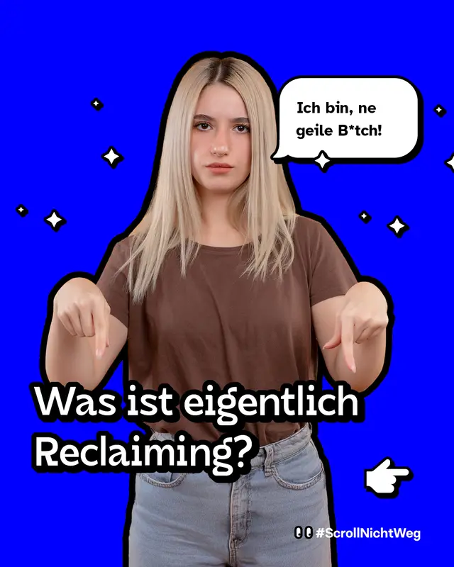 Eine junge Person mit langen blonden Haaren steht frontal vor einem kr&auml;ftig blauen Hintergrund. Sie zeigt mit beiden H&auml;nden nach unten. In einer Sprechblase steht: &bdquo;Ich bin, ne geile B*tch!&ldquo;. Auf dem Bild verteilt sind kleine gezeichnete Sternsymbole. Unten im Bild steht gro&szlig;: &bdquo;Was ist eigentlich Reclaiming?&ldquo; sowie der Hashtag &bdquo;#ScrollNichtWeg&ldquo;.